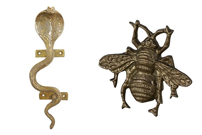 Úchytky ve tvaru kobry nebo hmyzu oživí fádní nábytek.