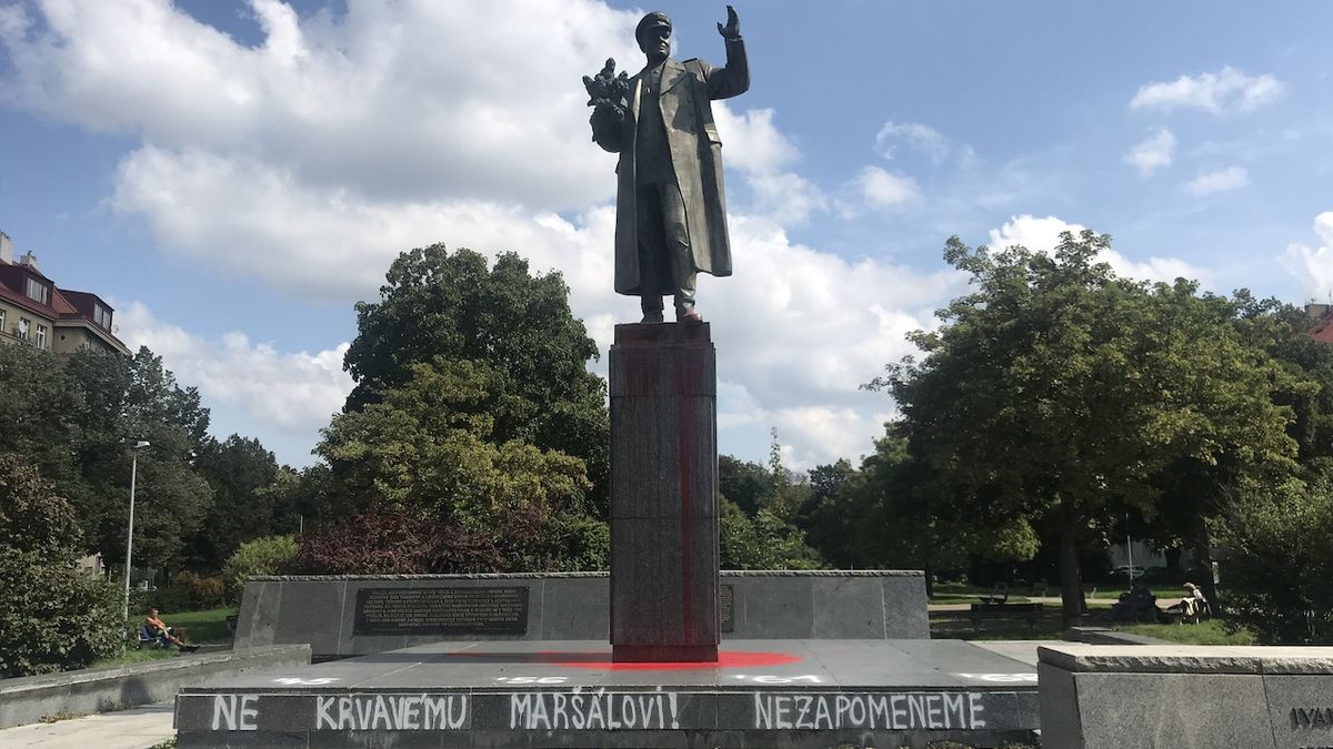 Počmáraná socha maršála Koněva.