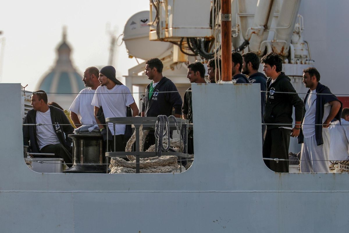 Zachránění migranti na palubě lodě italské pobřežní stráže Diciotti 