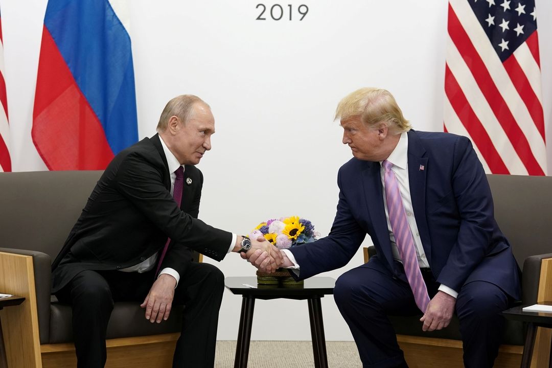 Ruský prezident Vladimir Putin a šéf Bílého domu Donald Trump si potřásají rukama na summitu G20 v Ósace