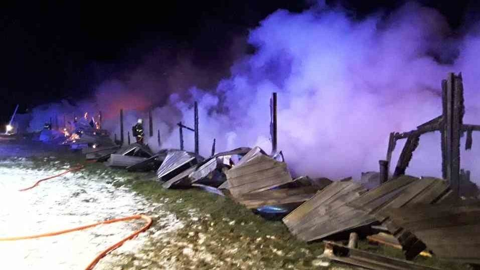 Požár zemědělského stavení na Třebíčsku nepřežily tisíce kachen