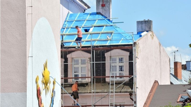 V základní škole Beneše v centru Bohumína se opravuje střecha za téměř dva miliony korun.