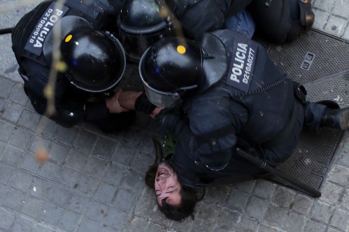 V Barceloně se odehrály tvrdé střety mezi protestujícícmi a policií.