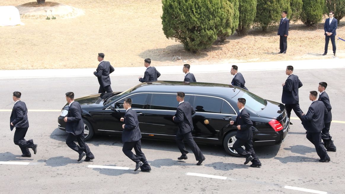 Severokorejská ochranka doprovází mercedes s vůdcem Kim Čong-unem.