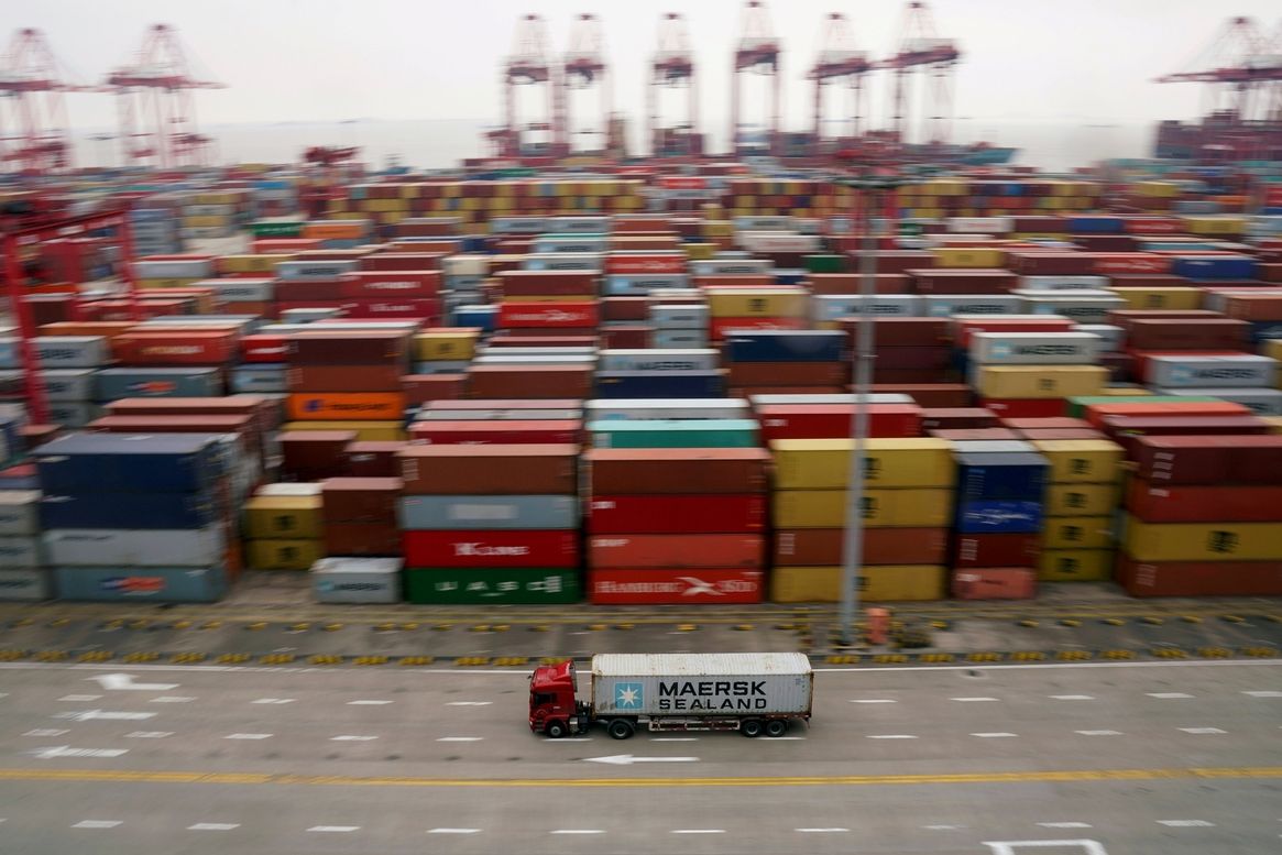 Kontejnery v přístavu v Šanghaji