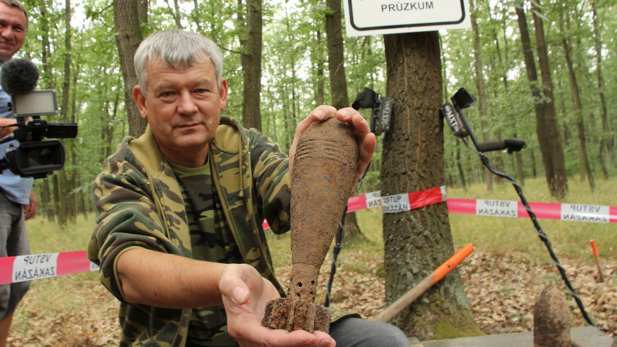 Jiří Chládek ukazuje jeden z nálezů, dělostřeleckou minu ráže 82 milimetrů.