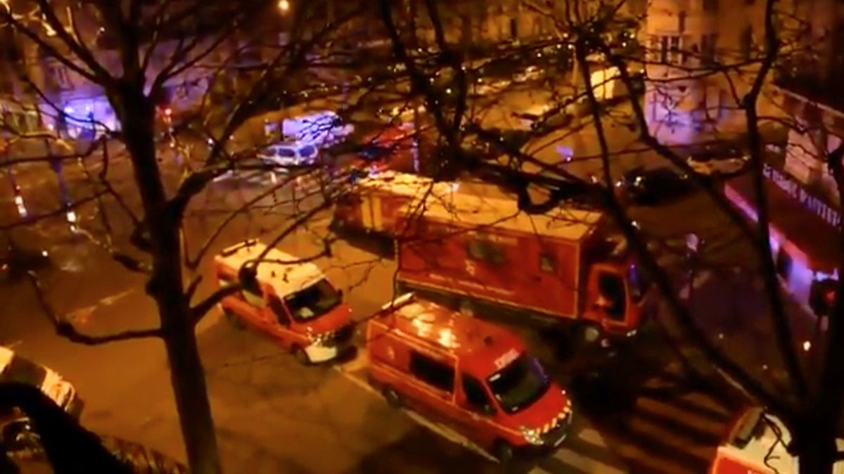 Záchranáři a hasiči na místě požáru v Paříži