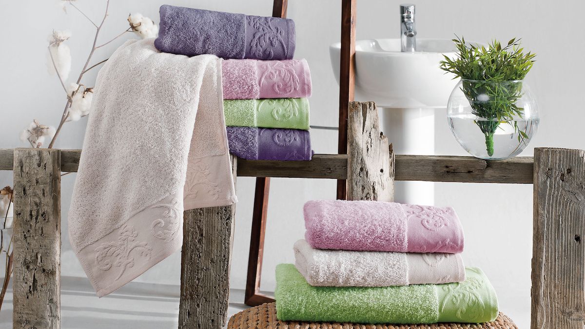 Заменить полотенца. Цветные полотенца в интерьере. Современные красивые полотенца. Полотенце бамбуковое волокно.