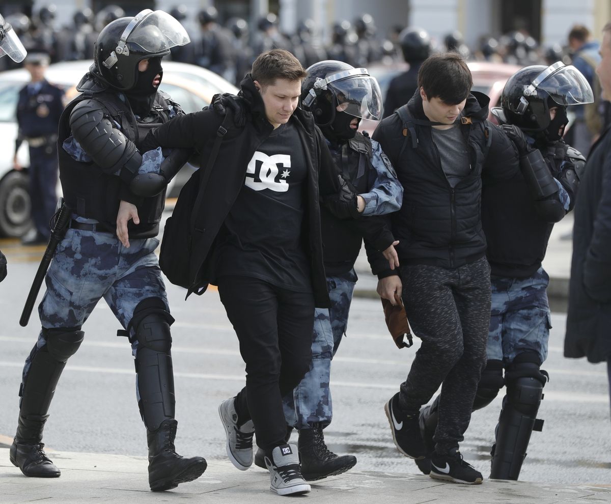 Účastníky nepovolené demonstrace začala policie zatýkat.