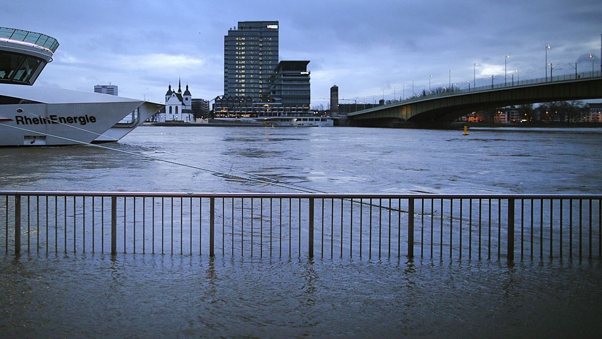 V Kolíně nad Rýnem by hladina vody v řece měla během pondělí překonat devět metrů.