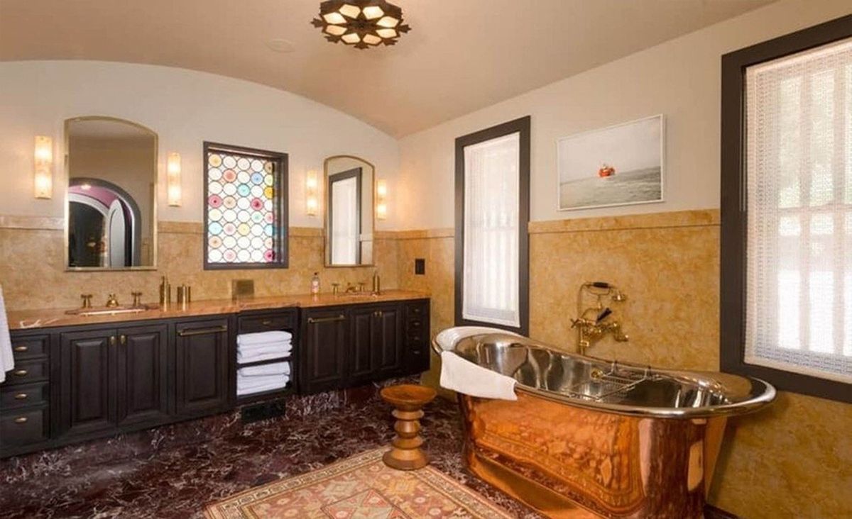 Hezkou dominantou jedné z koupelen je kovová vana.