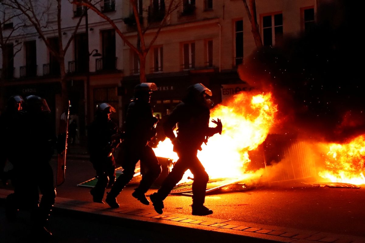 BEZ KOMENTÁŘE: Další potyčky v Paříži, žluté vesty opět vyšly do ulic