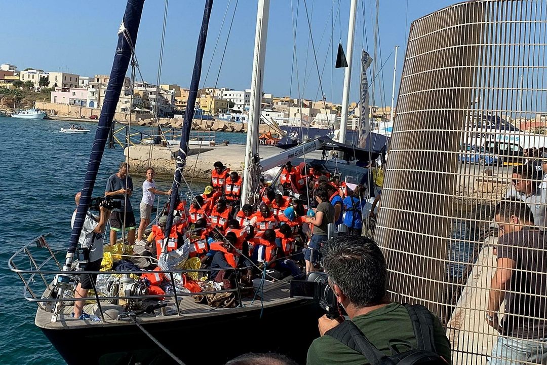 Loď s migranty zachráněnými u Libye vjíždí do přístavu na Lampeduse