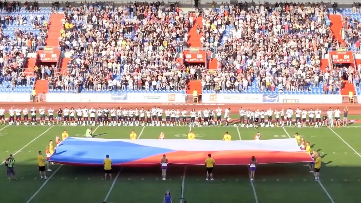 Největší česká vlajka během ostravského finále nejvyšší domácí soutěže v americkém fotbalu.