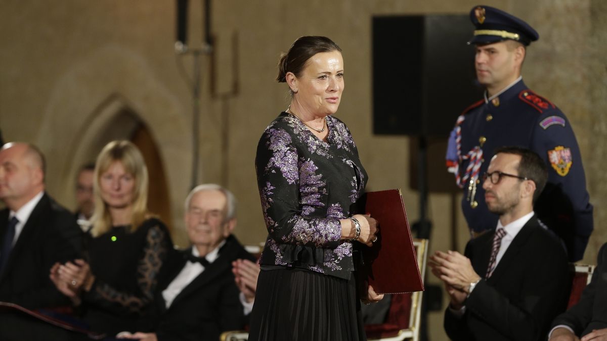 Předsedkyně Institutu Aleny Vitáskové Alena Vitásková převzala vyznamenání z rukou prezidenta republiky.