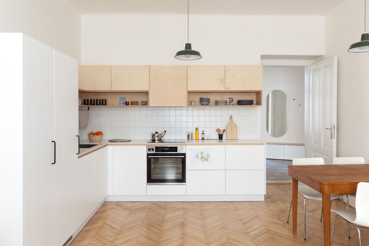 Kuchyň je řešena ve dvou barvách, bílé a přírodní dřevo, skříňky v lince jsou bezúchytkové.