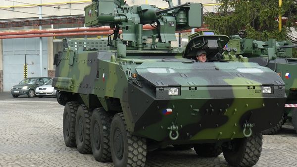 Prvních 17 pandurů převzali zástupci české armády a ministerstva obrany od amerického výrobce General Dynamics.