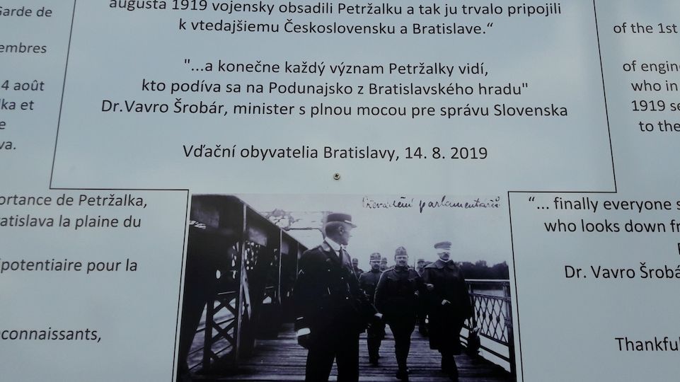 Pamětní tabule v Bratislavě připomínající připojení Petržalky k ČSR v roce 1919.