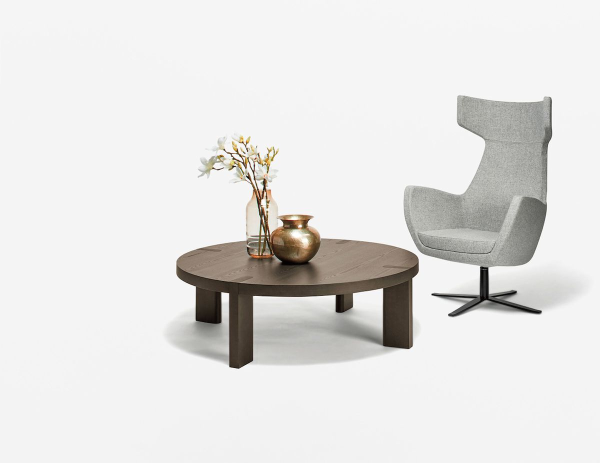 Konferenční stolek KS40 je sladěný k jídelnímu stolu stejného modelu. Hezkým řemeslným prvkem je zasazení nohy do plochy desky. Precizní frézování potvrzuje kvalitu řemeslné práce.