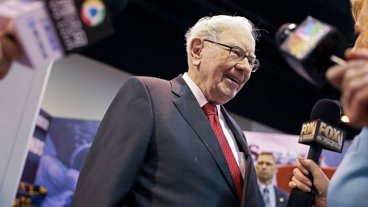 Majetek investora Warrena Buffetta dosáhl 100 miliard dolarů