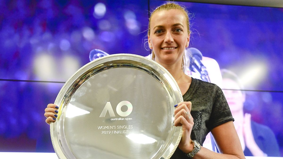 Tenistka Petra Kvitová ukazuje stříbrný talíř za druhé místo ve finále grandslamového Australian Open.