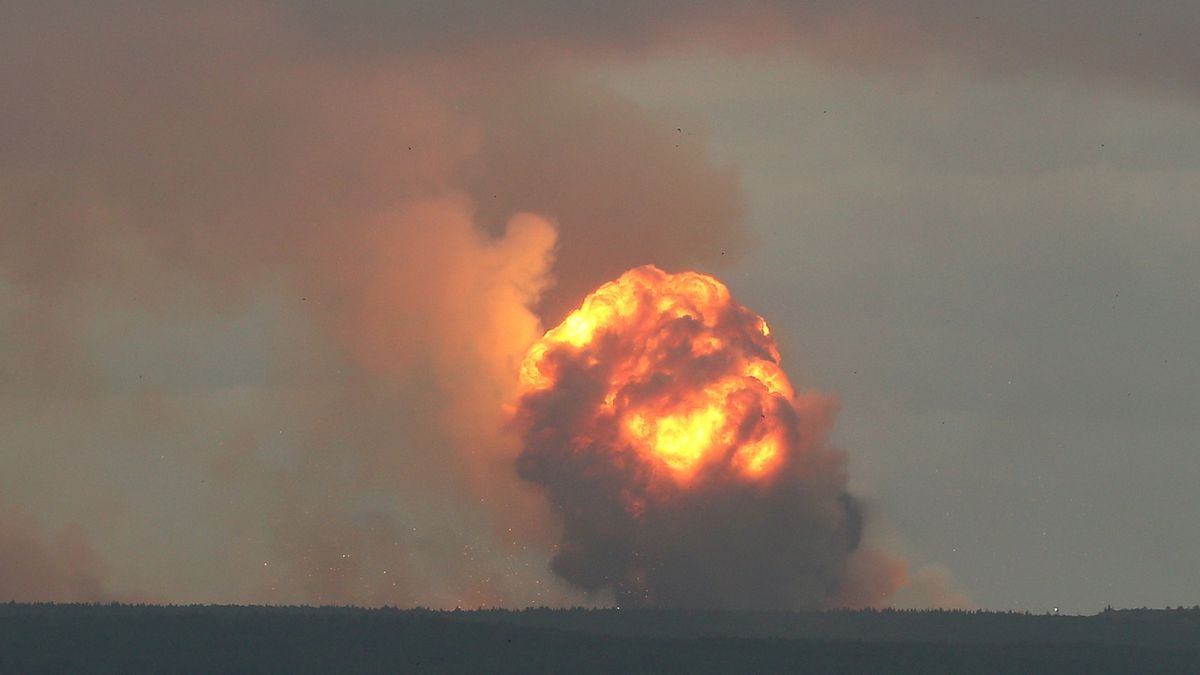 Exploze ve skladu výbušnin asi 10 kilometrů od města Ačinsk