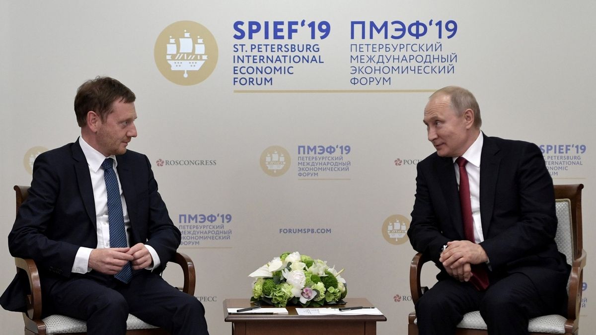 Saský premiér Michael Kretschmer s ruským prezidentem Vladimirem Putinem na hospodářském fóru v Petrohradě. Archivní foto.