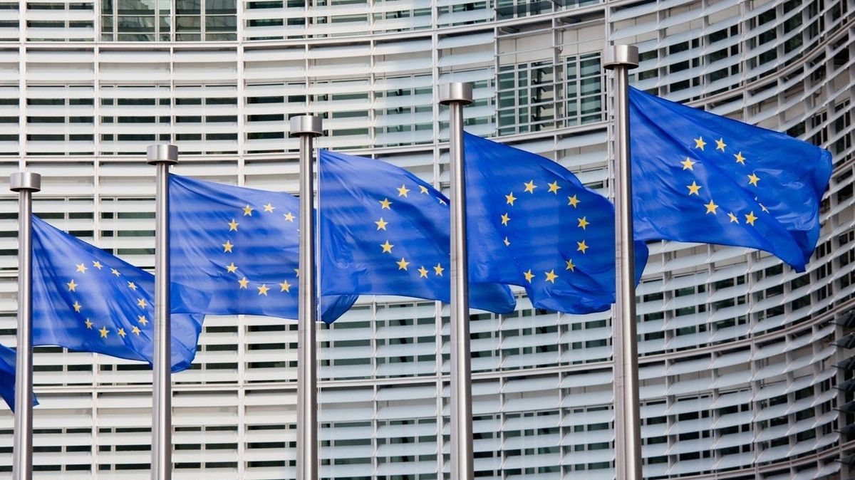 Vlajky před sídlem Evropské komise v Bruselu (ilustrační foto).
