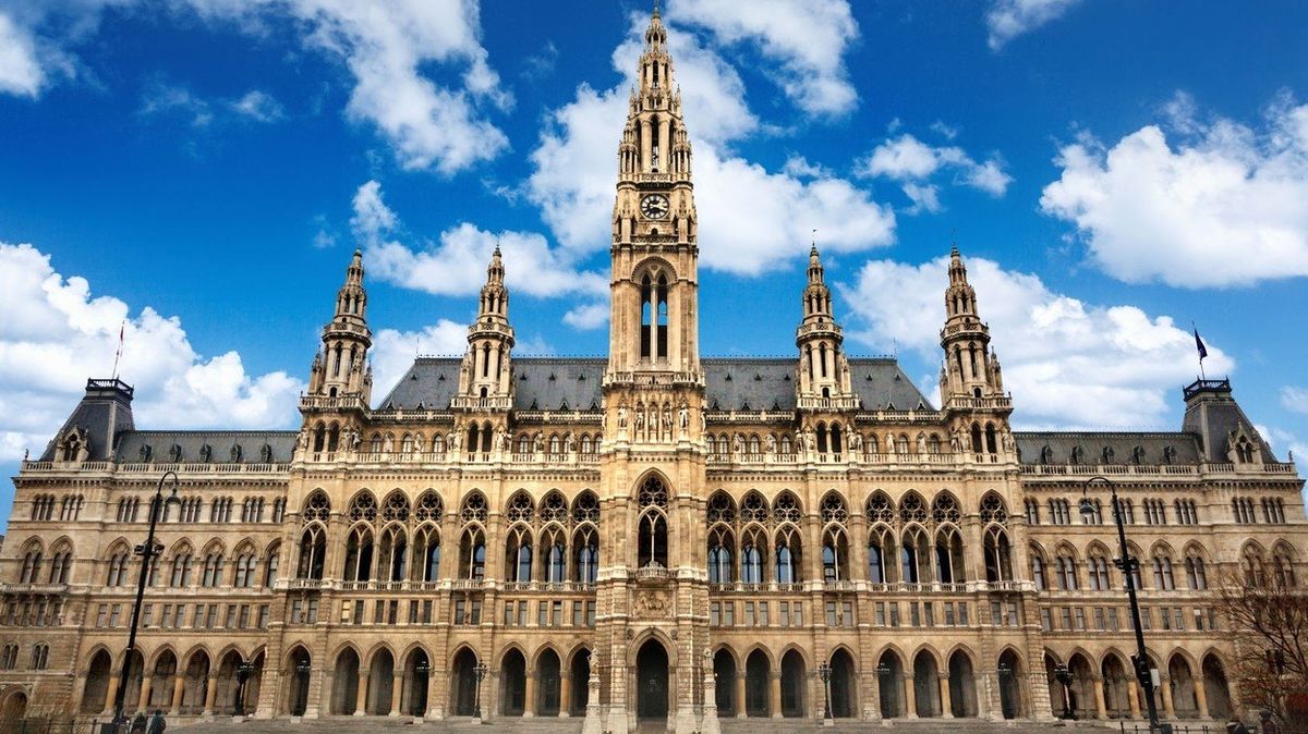Z původně dřevěné tribuny na vídeňské radnici řečnil Adolf Hitler 9. dubna 1938. Tribuna byla poté nahrazena kamennou kopií uprostřed hlavní věže, která na budově zůstala dodnes.