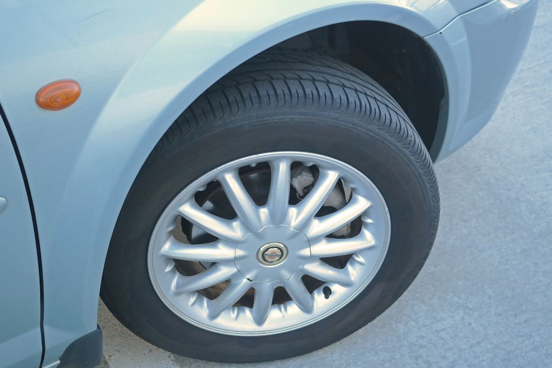 Zorientovat se v nápisech na bočnici pneumatiky není těžké.