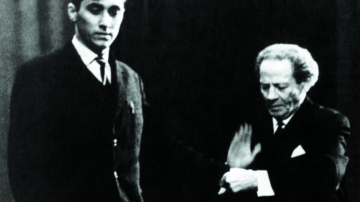 Wolf Messing (vpravo) při svém vystoupení po příjezdu do SSSR (1940).