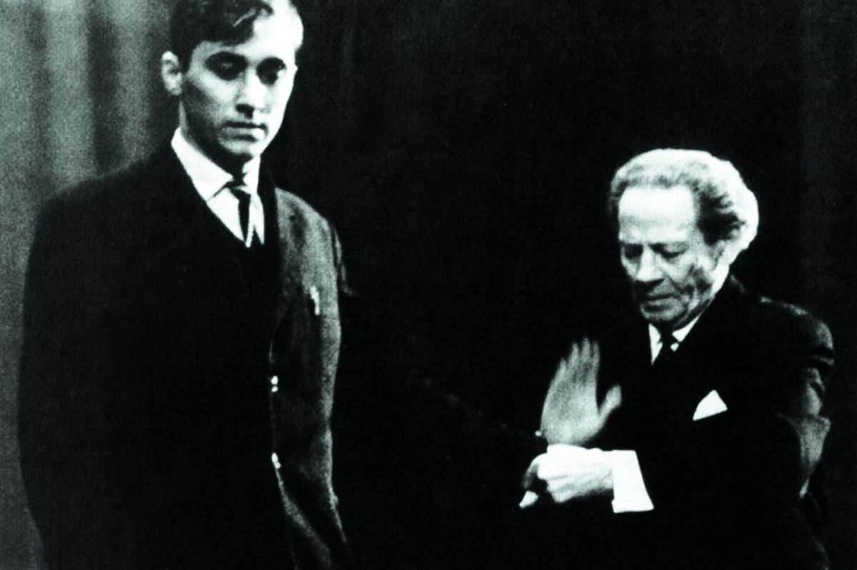 Wolf Messing (vpravo) při svém vystoupení po příjezdu do SSSR (1940).