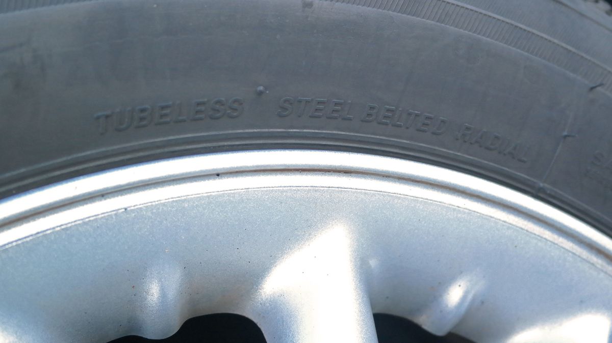 „Tubeless” říká, že pneumatika nepotřebuje duši. „Steel Belted”, že kordy v konstrukci pneumatiky jsou ocelové, a „Radial”, že je konstrukce radiální.