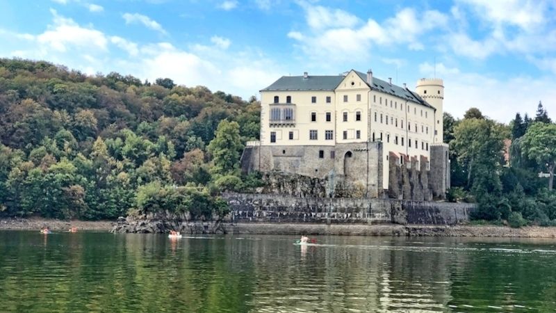 Pohled na zámek Orlík z hladiny stejnojmenné přehrady.