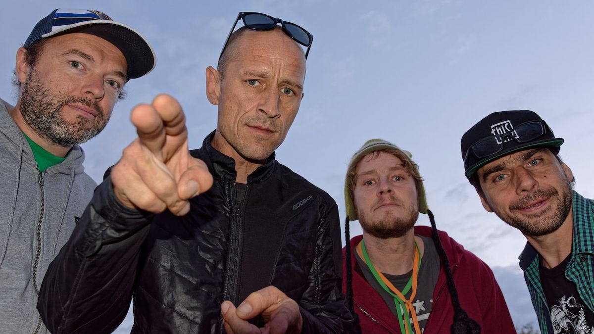 Skupina Wohnout, zleva Fenek Steiner (bicí), Matěj Homola (zpěv, kytara), Honza Homola (zpěv, kytara) a Jirka Zemánek (baskytara).