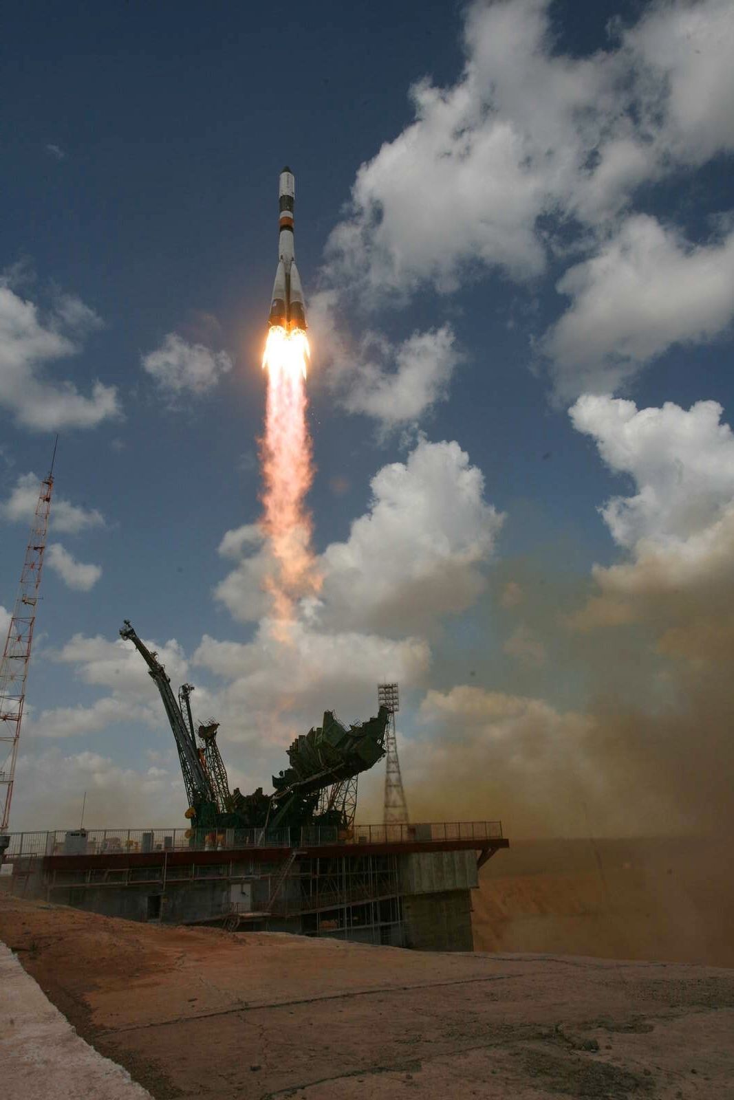 Startující raketa Sojuz-U se zásobovací lodí Progress k Mezinárodní vesmírné stanici (rok 2013)