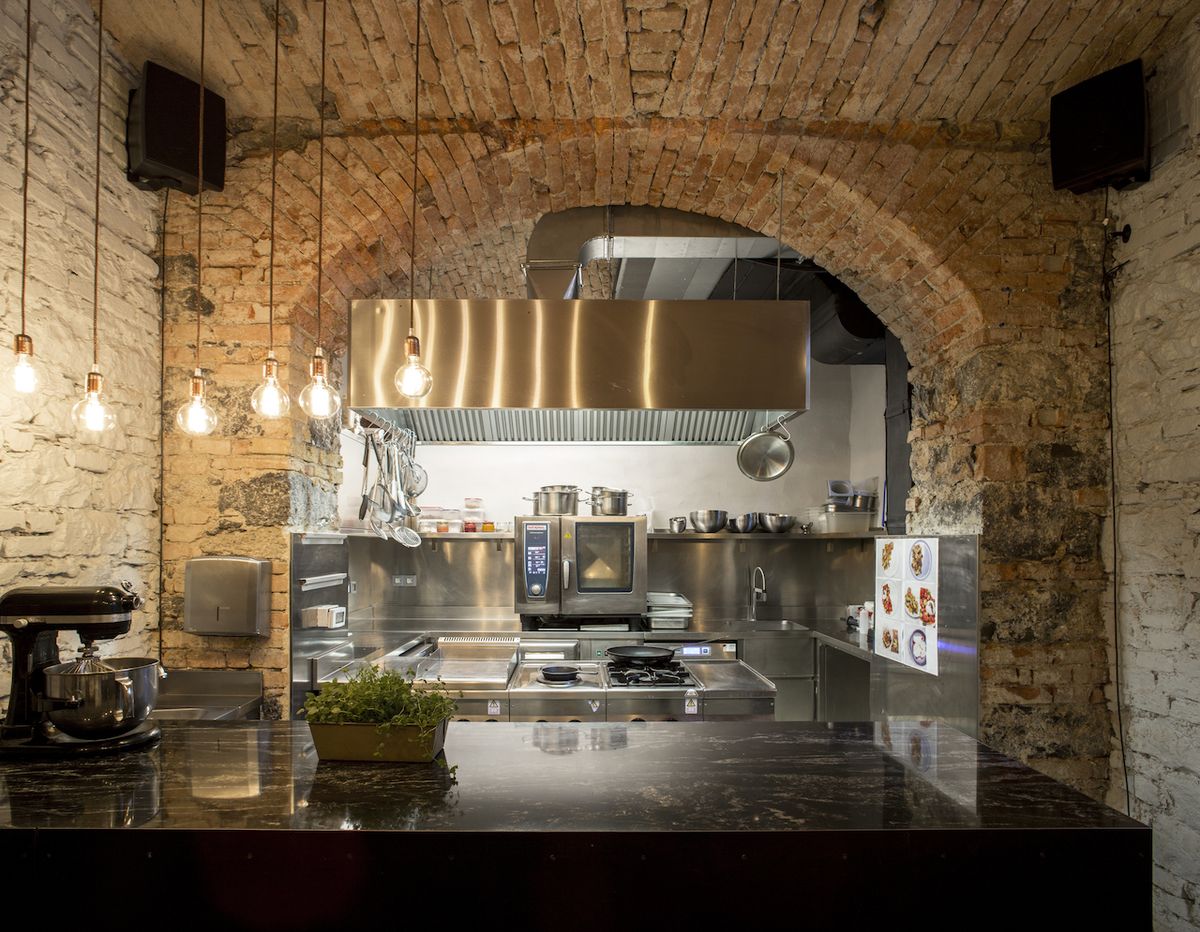 Jediným místem, kde je interiér bistra zařízen v moderním stylu a má i omítnuté stěny, je - z logických důvodů - kuchyň.