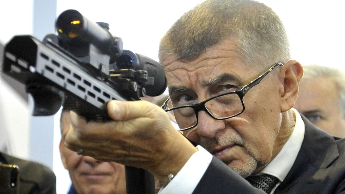 Premiér Andrej Babiš si ve středu prohlédl zaměřovač na útočnou pušku na brněnském veletrhu IDET.