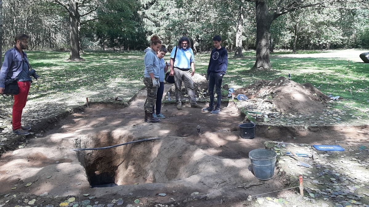 Archeologové ze západočeské univerzity našli pohřebiště u bývalého pracovního tábora pro Romy v Letech u Písku.
