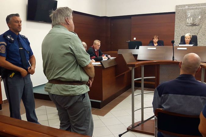 Jaroslav Barták (v zeleném) a nový svědek, vězeň Mikea Bauera (sedící s holí), u soudu v Liberci