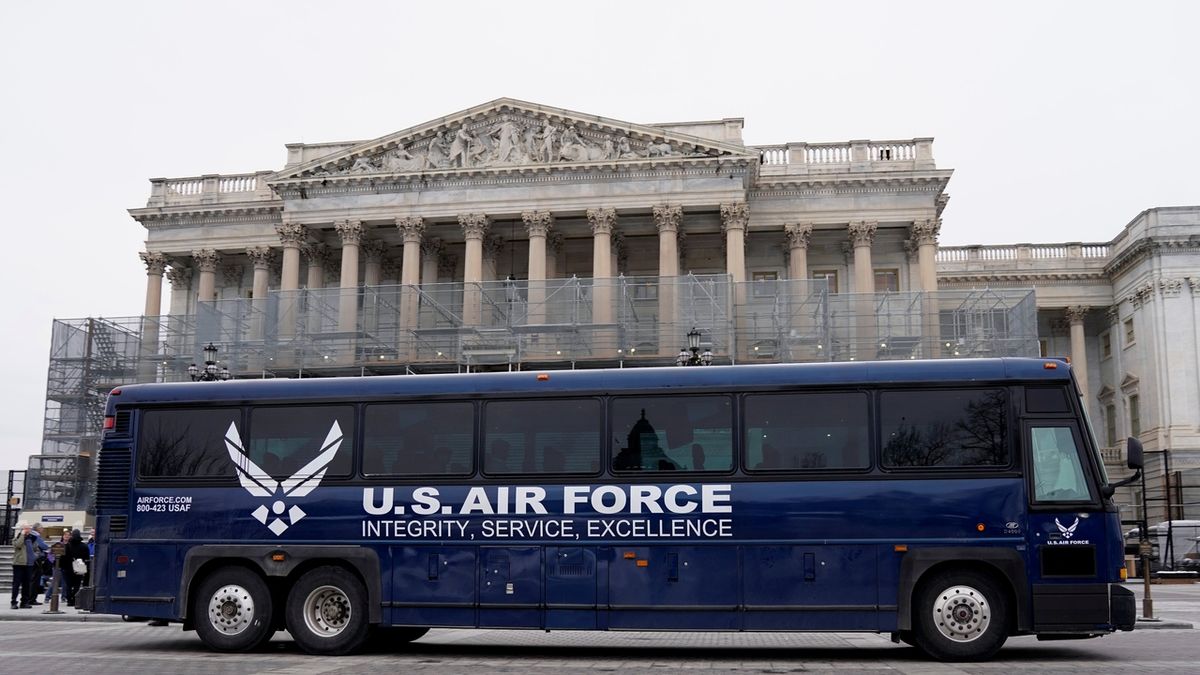 Autobus USAF už čekal na kongresmany