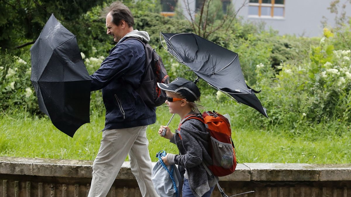 Deštníky budou potřeba hlavně na východě území. Ilustrační foto 