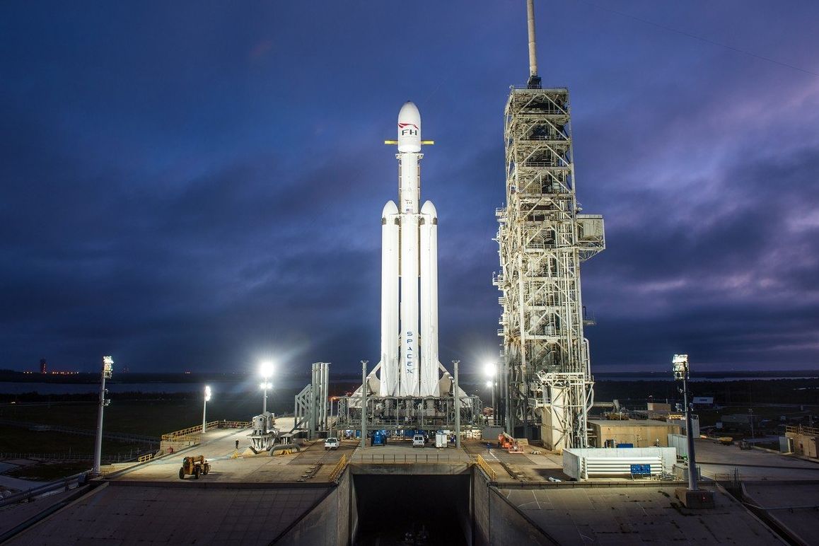 Raketa Falcon Heavy se již připravuje na start.