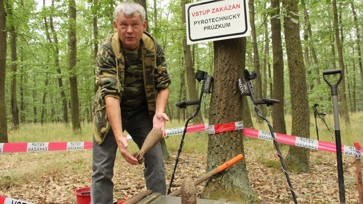 Jiří Chládek ukazuje jeden z nálezů, dělostřeleckou minu ráže 82 milimetrů.