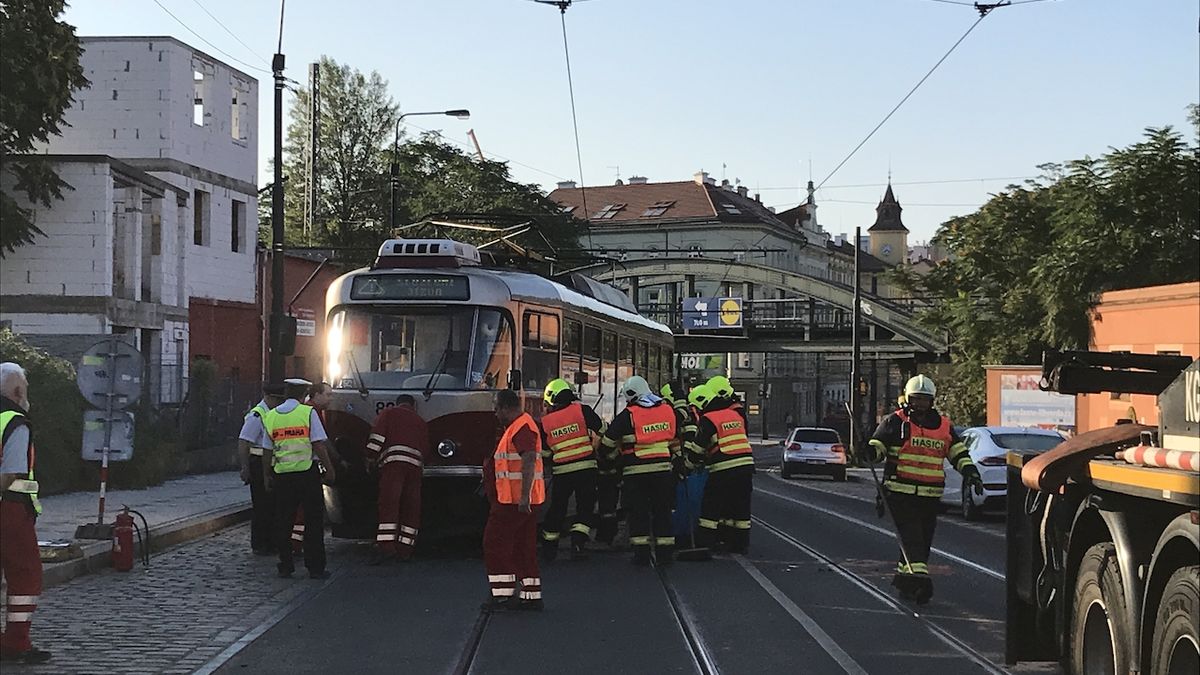Nehoda tramvaje a auta v pražských Nuslích