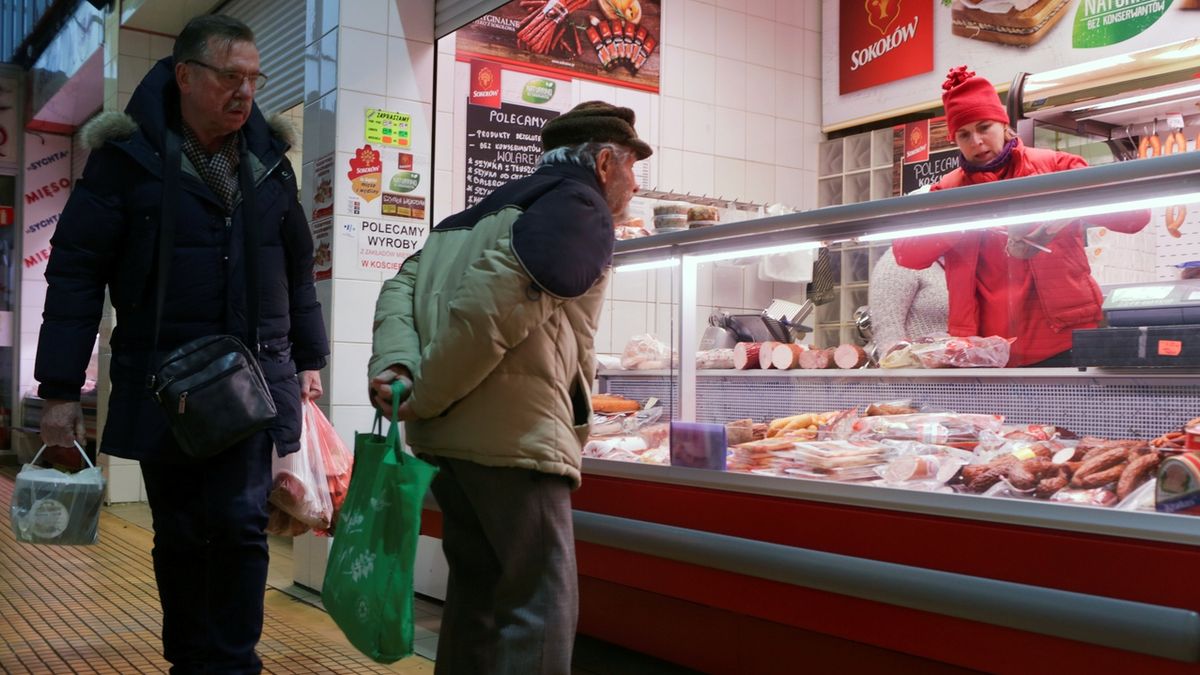Zákazník vybírá maso v polské Gdyni.