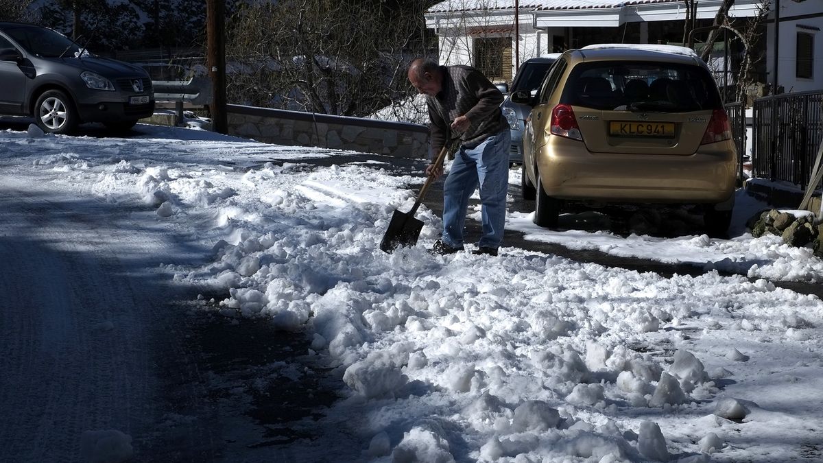 Obyvatelé obce Kyperounta na ostrově Kypr zažili šok, když dostali sněhovou nadílku. 