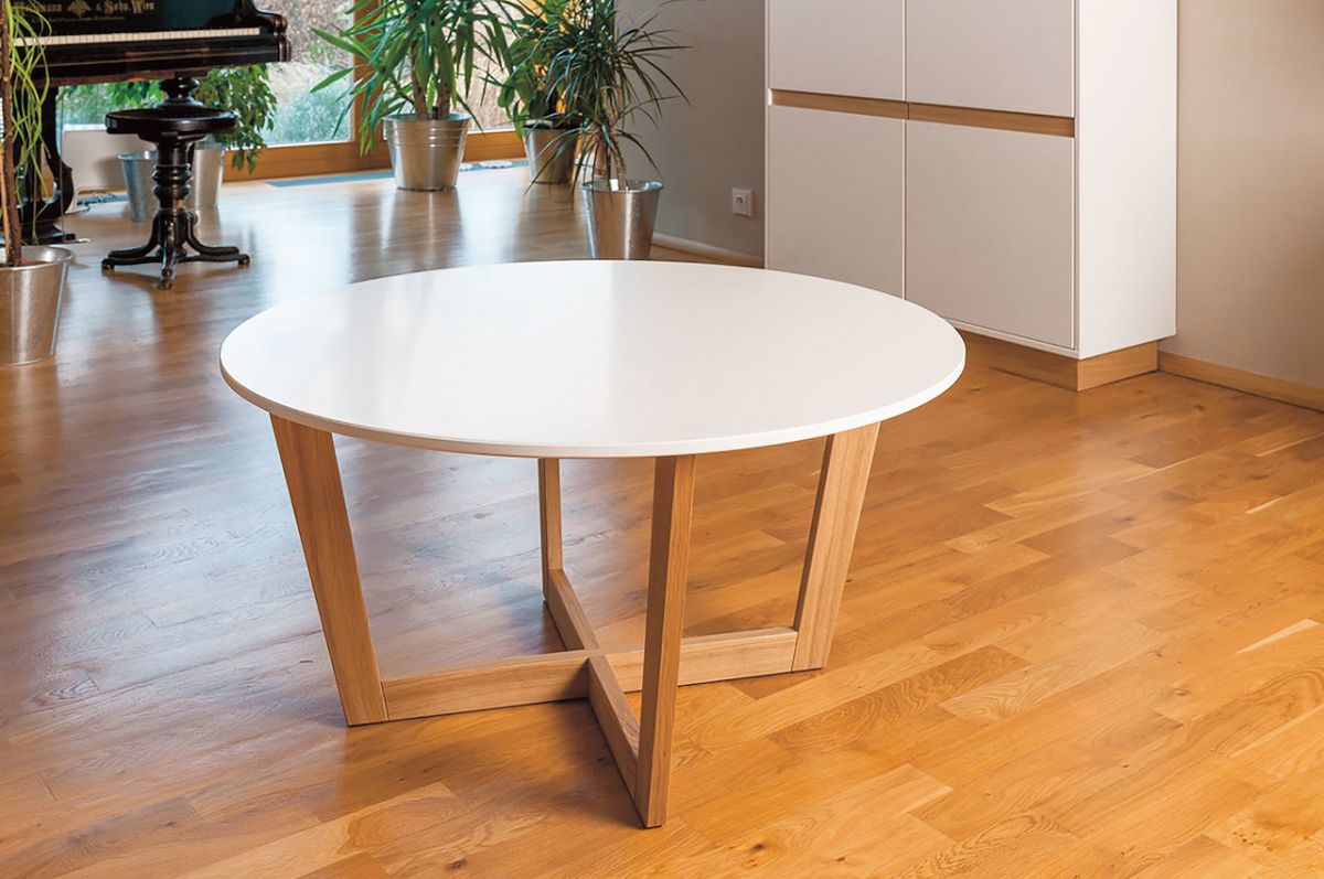 Kulatý stolek Ontur s deskou v bílém nástřiku vytvrzeném UV lampami a podnoží z masivního dubu, průměr stolu 90 cm, výška 45 cm, cena 3300 Kč.