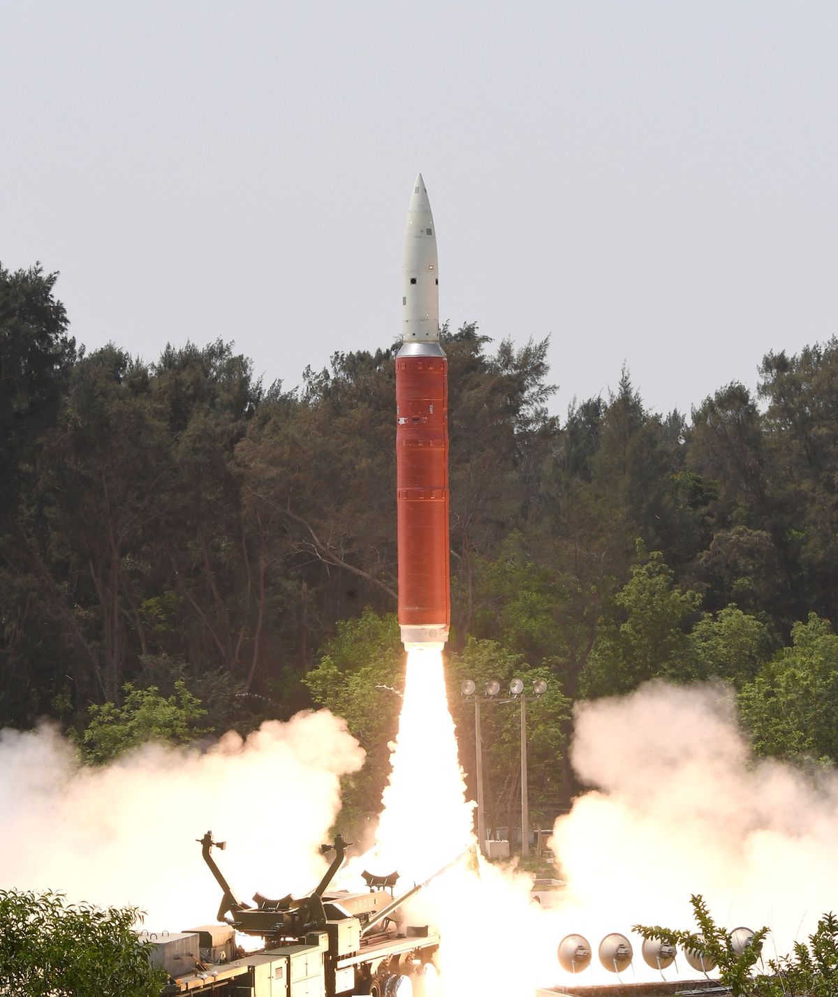 Start indické rakety, která měla za úkol zničit satelit na oběžné dráze.