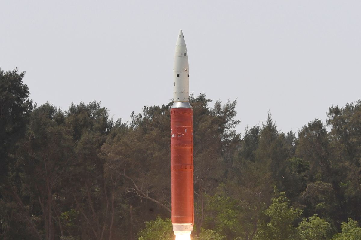 Start indické rakety, která měla za úkol zničit satelit na oběžné dráze.